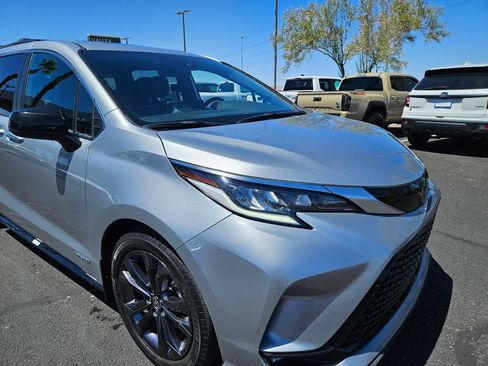 Used 2021 Toyota Sienna XSE w/ XSE Plus Package FWD image 3
