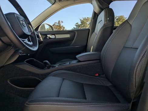 Certified 2025 Volvo XC40 B5 Core image 26