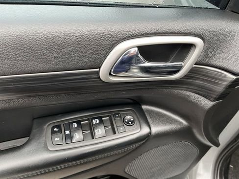 Used 2022 Jeep Grand Cherokee Laredo X image 17