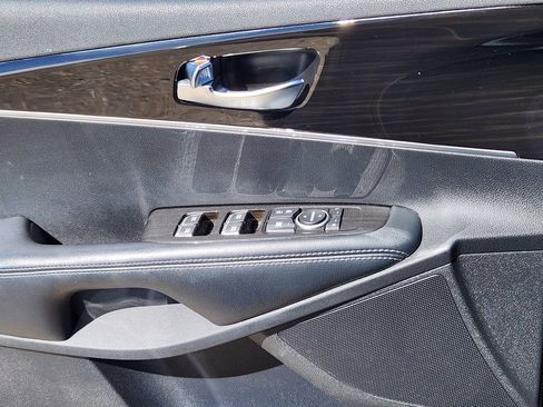 Used 2019 Kia Sorento LX image 6