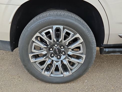 Used 2024 GMC Yukon Denali Ultimate image 3