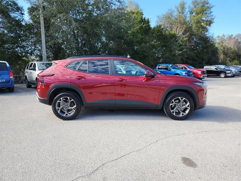 Used 2025 Chevrolet Trax LT w/ LT Convenience Package image 3