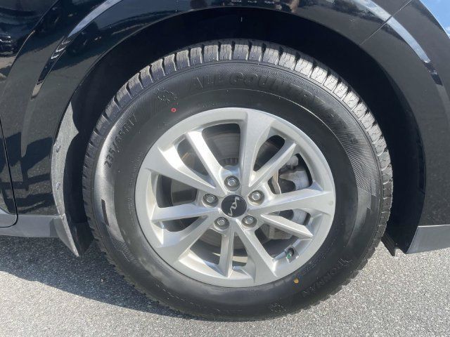 Certified 2024 Kia Carnival LX FWD image 12
