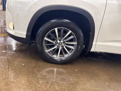 Used 2017 Toyota Highlander AWD V6 image 12