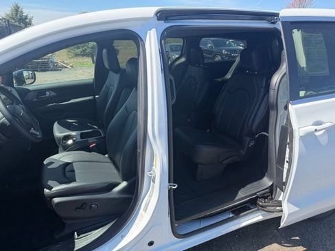 Certified 2025 Chrysler Pacifica Select FWD image 21