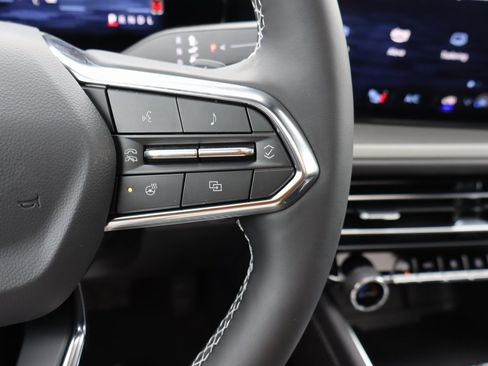 Used 2025 Chevrolet Traverse LT w/ Sun and Wheel Package image 7