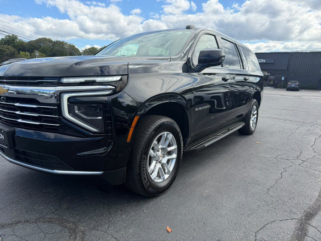 Used 2025 Chevrolet Suburban LT AWD/4WD image 21