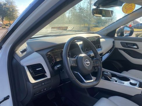 Used 2023 Nissan Rogue SL w/ SL Premium Package image 14