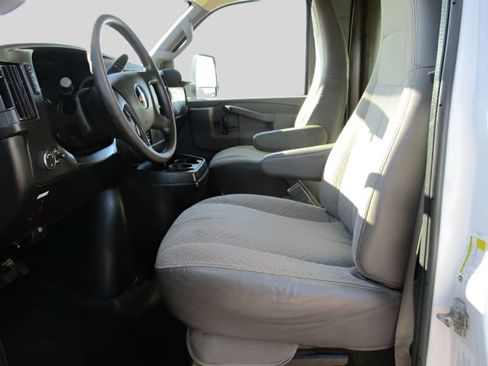 Used 2017 Chevrolet Express 4500 Extended image 14