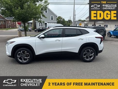 Used 2025 Chevrolet Trax LT FWD image 1