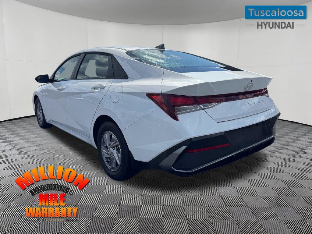 Used 2025 Hyundai Elantra SE FWD image 6