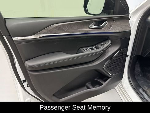 New 2025 Jeep Grand Cherokee L Overland w/ Luxury Tech Group IV image 17