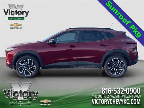 Used 2025 Chevrolet Trax RS w/ Sunroof Package image 3