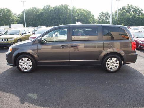 Used 2019 Dodge Grand Caravan SE FWD image 3