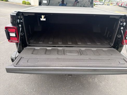 Used 2024 Jeep Gladiator Rubicon AWD/4WD image 9