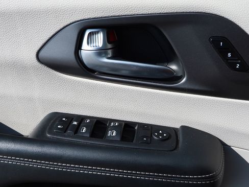 Used 2024 Chrysler Pacifica Touring-L FWD image 21