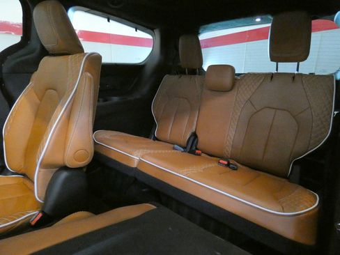 Used 2024 Chrysler Pacifica Pinnacle FWD image 32