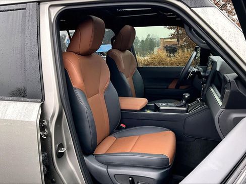 Used 2025 Lexus GX 550 w/ Accessory Package (2T) image 9