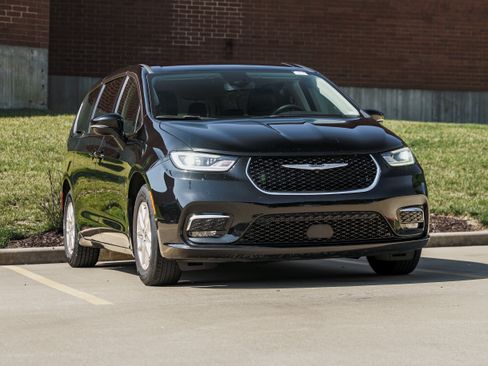 Used 2024 Chrysler Pacifica Touring-L FWD image 1