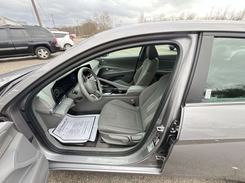 Used 2025 Hyundai Elantra SEL image 11