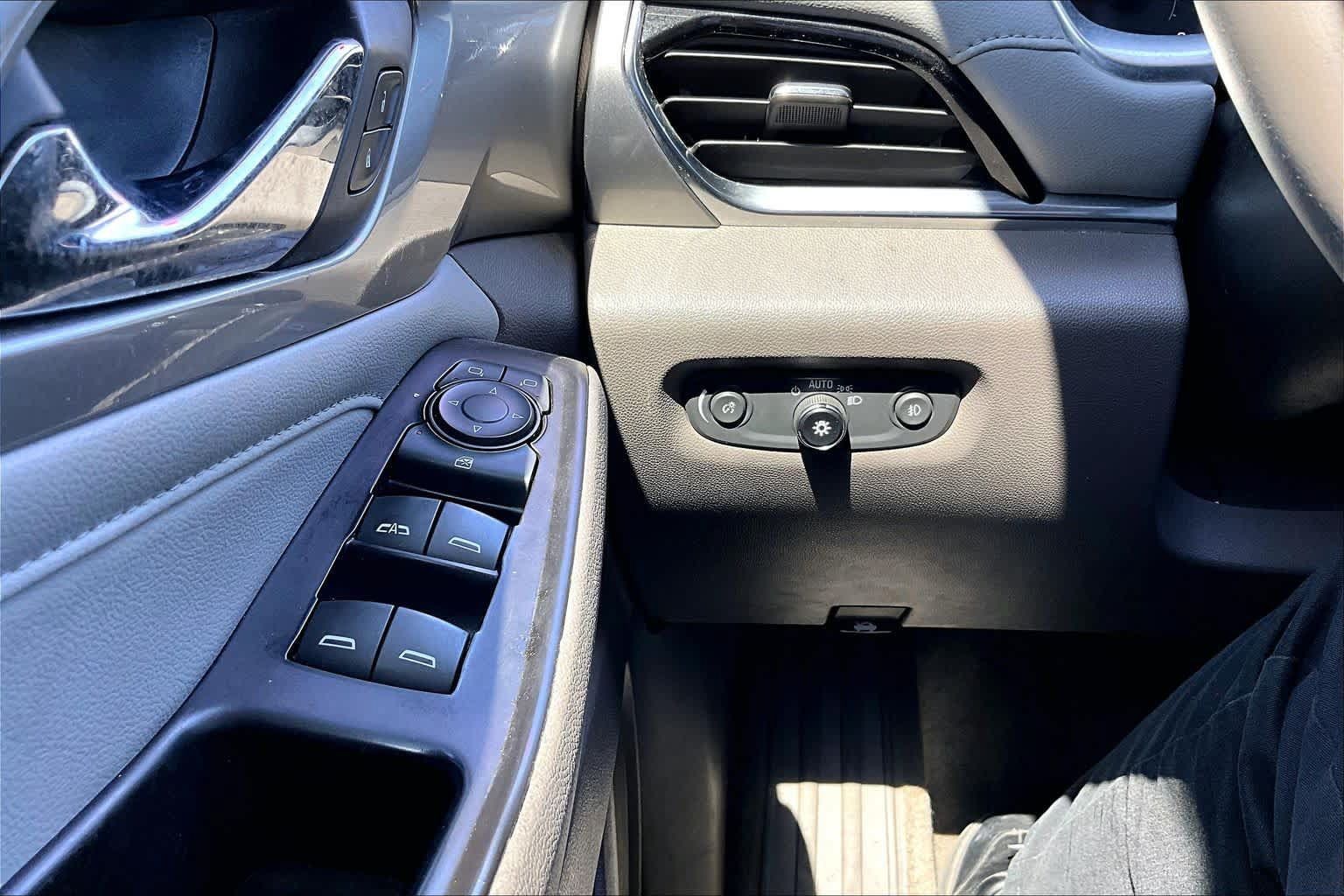 Used 2018 Chevrolet Traverse LT w/ LPO, Floor Liner Package FWD image 32
