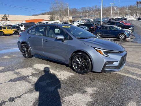 Used 2023 Toyota Corolla SE w/ SE Premium Package image 6