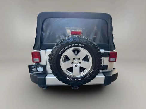 Used 2012 Jeep Wrangler Unlimited Sahara w/ Dual Top Group AWD/4WD image 8