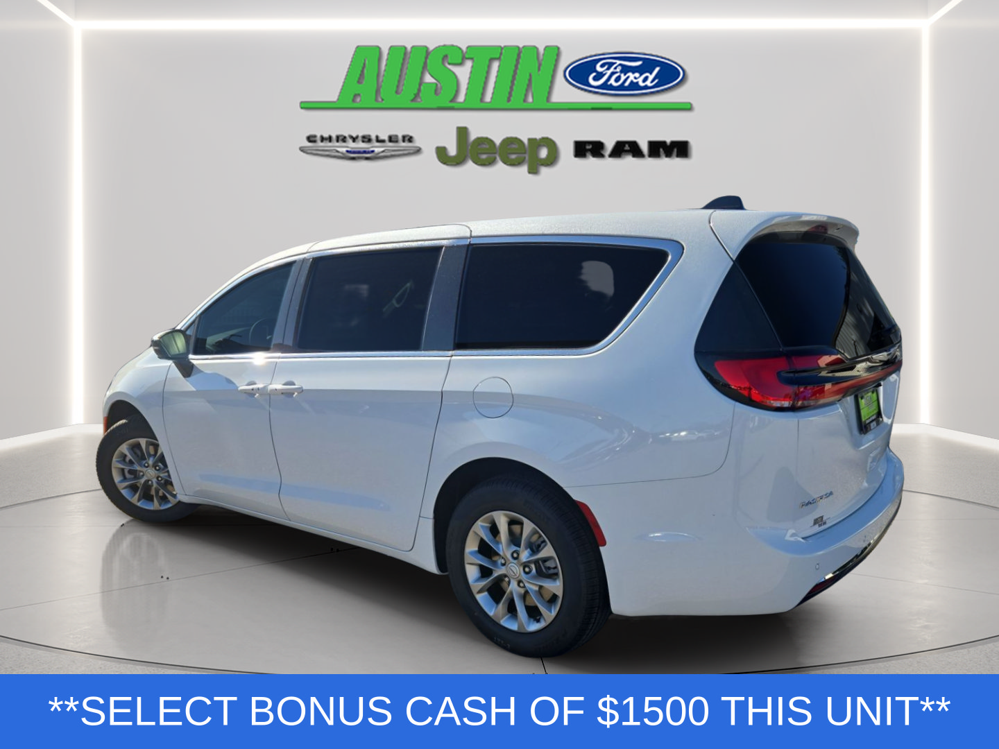 New 2026 Chrysler Pacifica Select AWD/4WD image 3