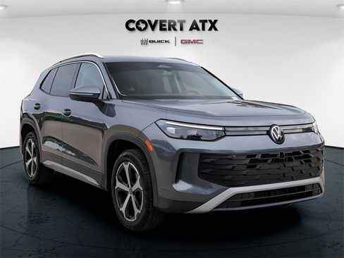 Used 2025 Volkswagen Tiguan SE image 8