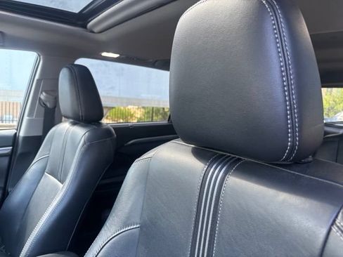 Used 2017 Toyota Highlander SE FWD image 9
