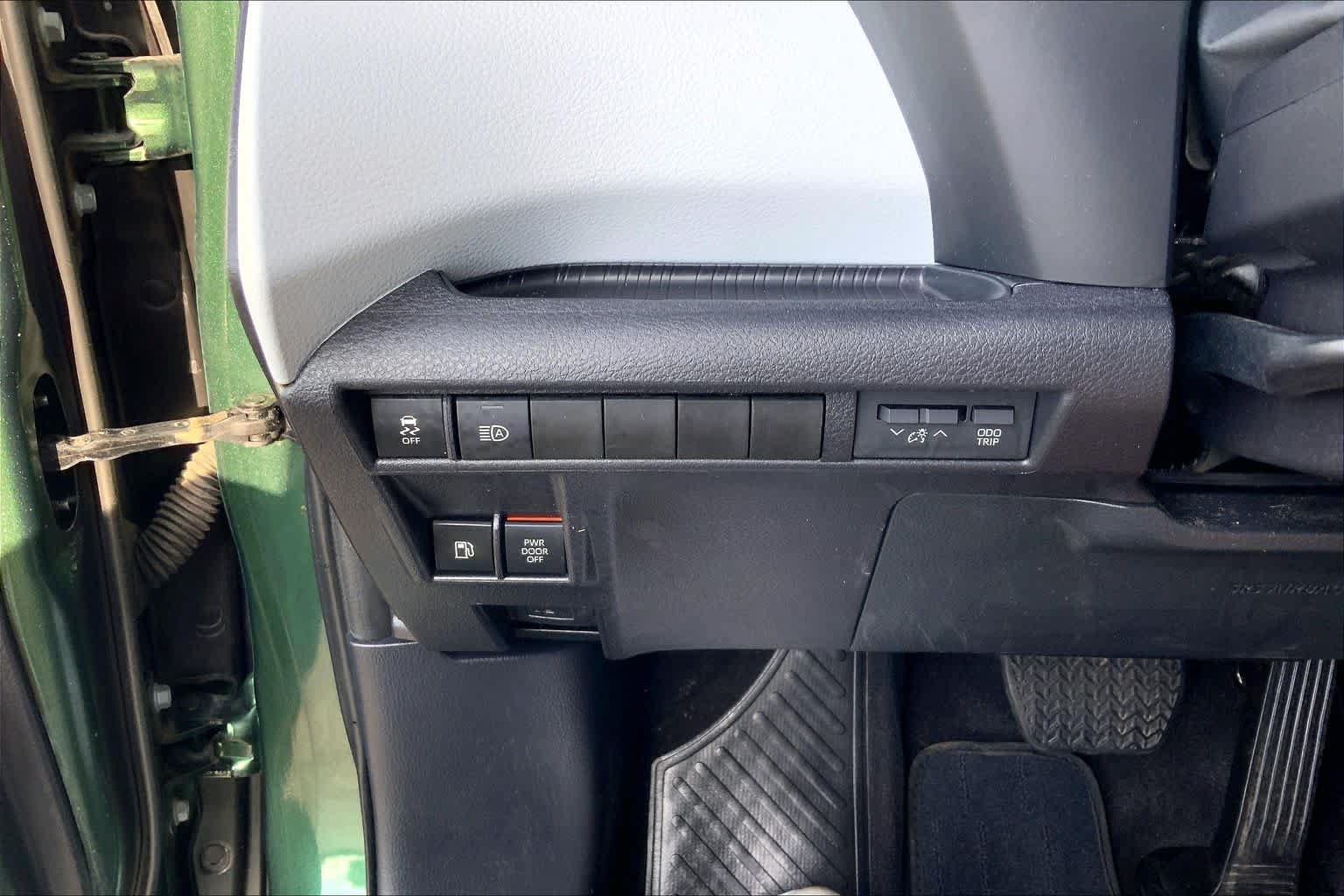 Certified 2025 Toyota Sienna LE w/ LE Plus Package FWD image 36