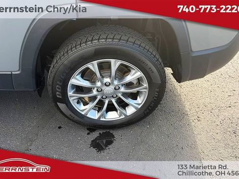 Used 2021 Jeep Cherokee Latitude Lux w/ Mopar Interior Package AWD/4WD image 24