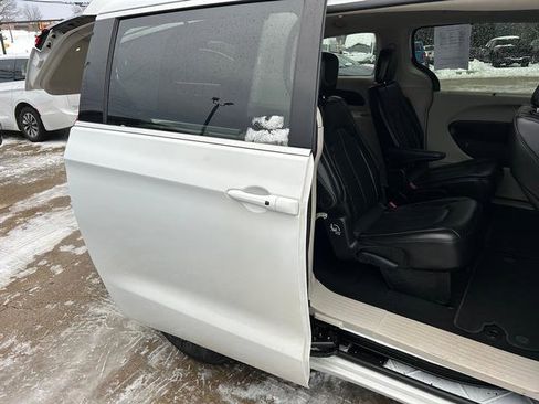 Certified 2023 Chrysler Pacifica Touring-L image 20