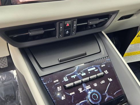New 2026 Porsche Macan 4 Electric AWD/4WD image 22