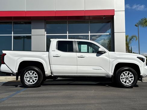 Used 2025 Toyota Tacoma SR5 image 4
