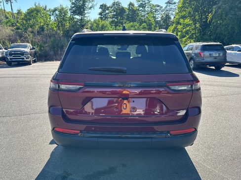 Used 2025 Jeep Grand Cherokee Altitude RWD image 6