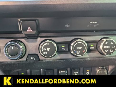 Used 2019 Toyota Tacoma TRD Off-Road w/ Technology Package AWD/4WD image 17