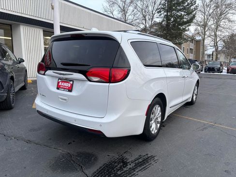 Used 2019 Chrysler Pacifica Touring-L image 7