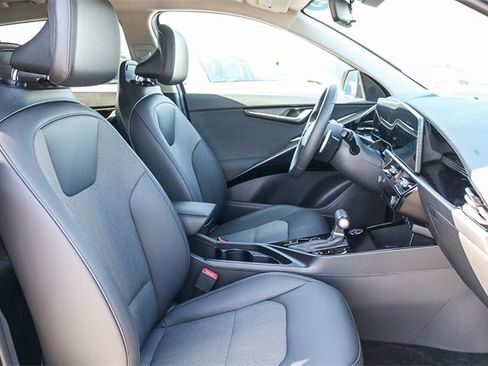 Used 2025 Kia Niro EX image 18