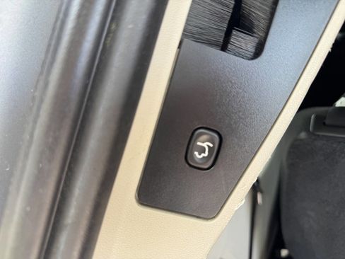 Used 2016 Dodge Grand Caravan SXT image 13