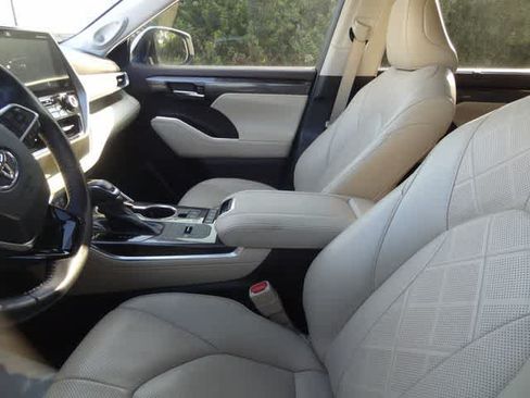 Used 2022 Toyota Highlander Platinum AWD/4WD image 9
