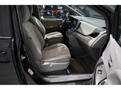 Used 2018 Toyota Sienna LE FWD image 15