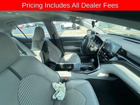 Used 2022 Toyota Camry SE FWD image 3
