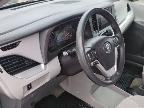Used 2016 Toyota Sienna L image 10