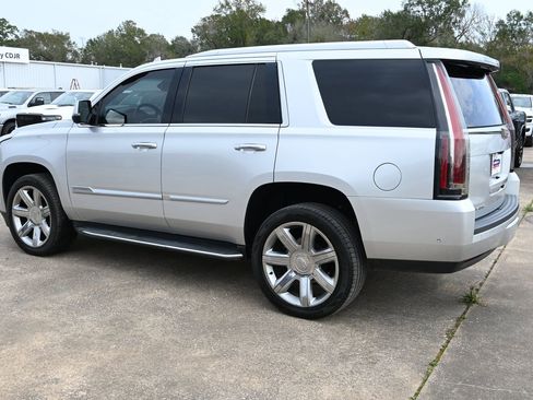 Used 2020 Cadillac Escalade Luxury image 3