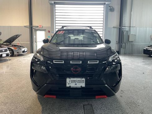 Used 2025 Nissan Rogue SV image 2