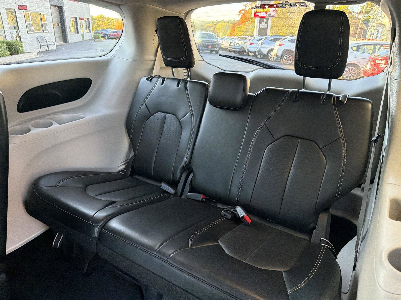 Used 2024 Chrysler Pacifica Touring-L FWD image 12