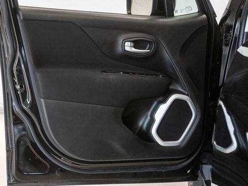 Used 2020 Jeep Renegade Latitude FWD image 8
