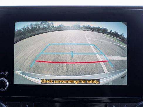 Used 2024 Toyota Highlander LE image 32