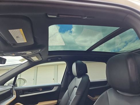 Certified 2024 Porsche Cayenne AWD/4WD image 16